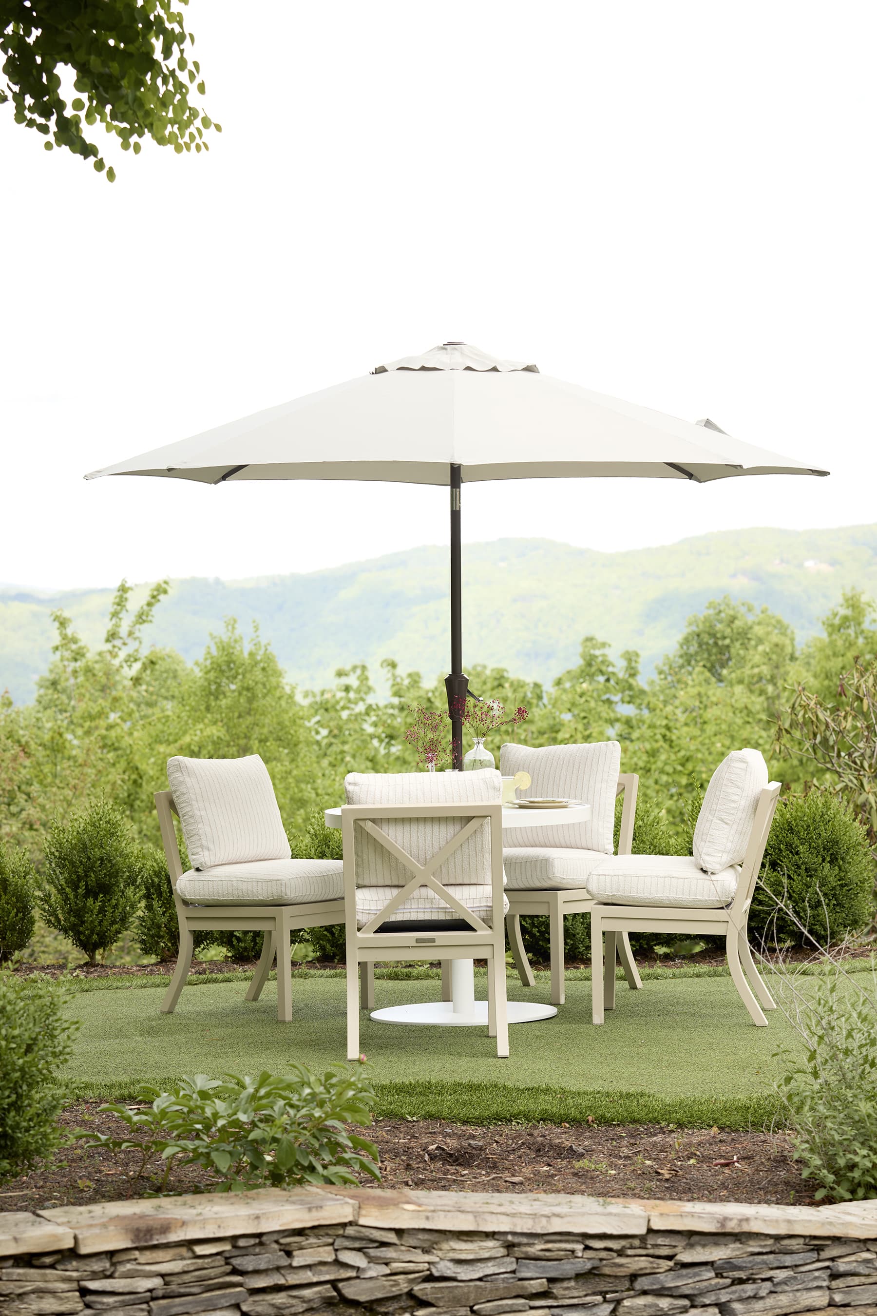 LANE VENTURE Bailey Tables 36in Round Pedestal Table