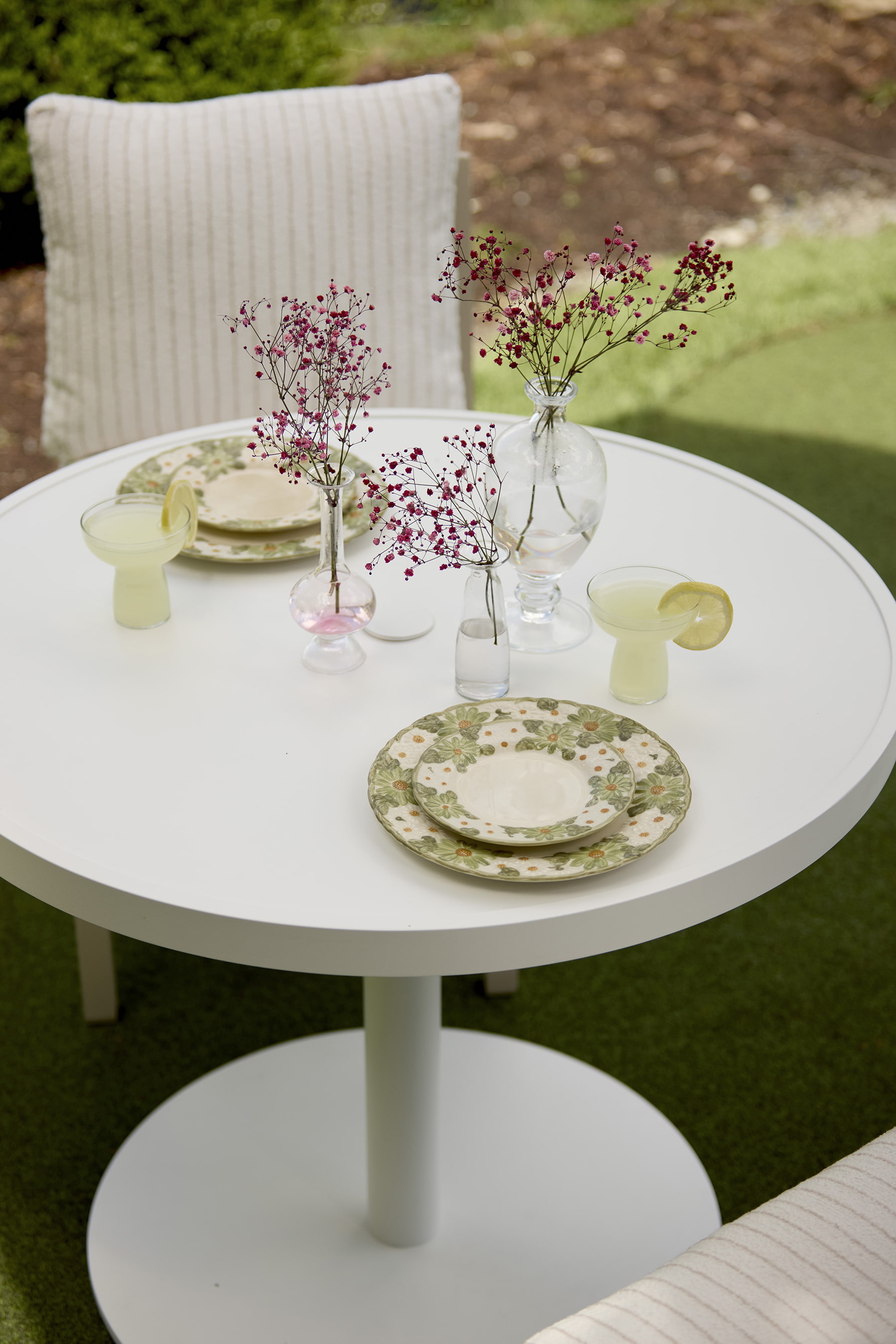 LANE VENTURE Bailey Tables 36in Round Pedestal Table