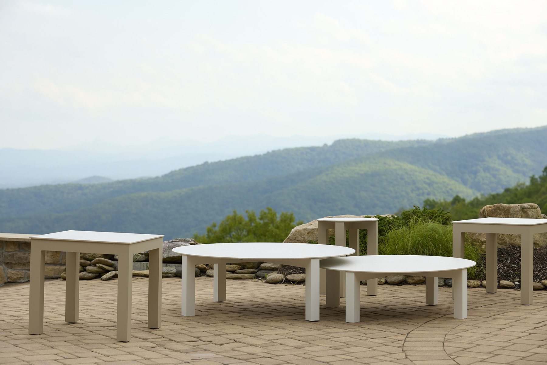 LANE VENTURE Jasper Low 42in Round Bunching Table