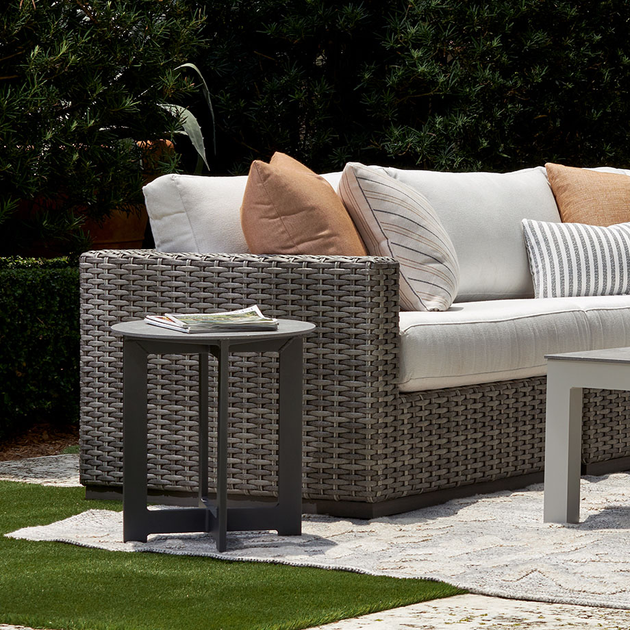 LANE VENTURE Fulton Round End Table