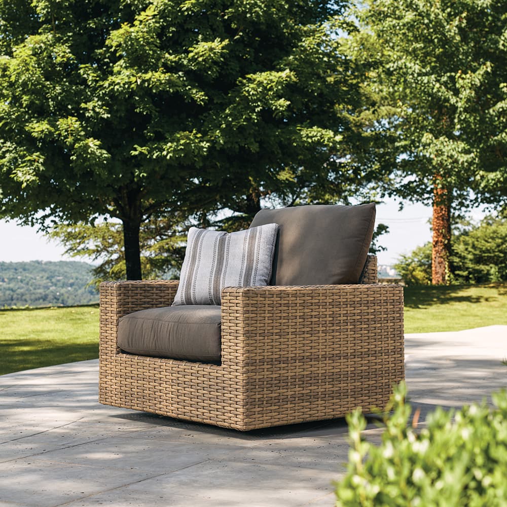 LANE VENTURE Campbell Swivel Lounge Chair
